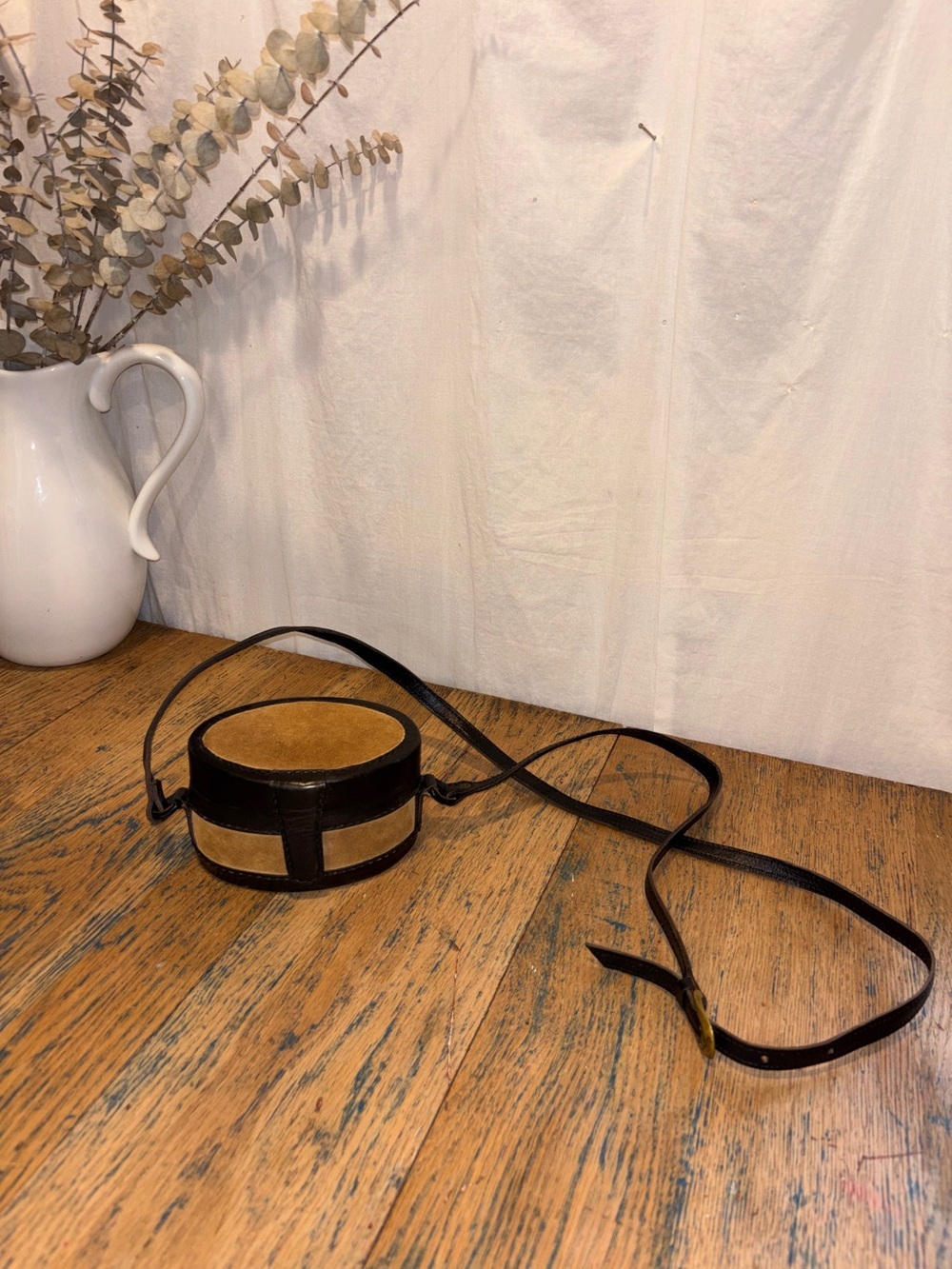 TRISTAN & ISEUT Vintage Round Suede & Leather Crossbody Bag Black & Tan - Picture 7 of 9